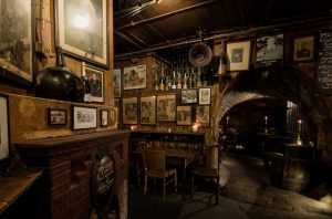El interior de un bar oscuro con fotos antiguas.