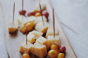 Trozos de queso y aceitunas en un tablero