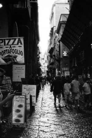 Calle en Nápoles con cartel de pizza