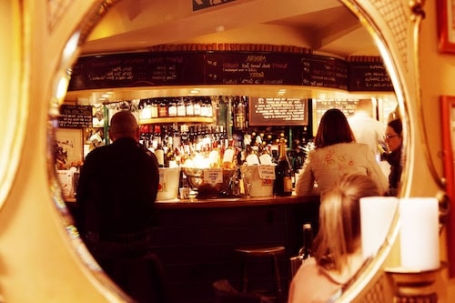 El restaurante y bar de vinos Cork and Bottle se encuentra cerca de la estación de Leicester Square.  También tiene sucursales en Paddington y Hampstead Heath.  Imagen cortesía de Emli Bendixen.