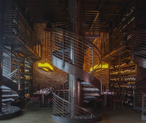 La impresionante escalera de caracol y la pared de vino dentro de Purple Café and Wine Bar en Bellevue.  Imagen cortesía de Visit Bellevue.