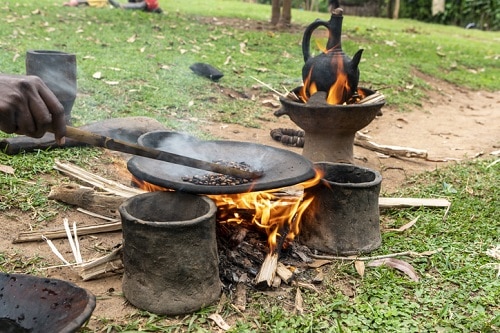 Itinerario en Etiopía: tostado de granos de café en el sur de Etiopía.  Imagen cortesía de Glen Pearson / iStock.