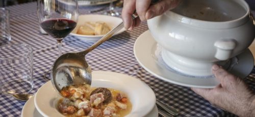 Lo tradicional "escudella" sopa servida en el Priorat.  Cortesía del restaurante Hostal Sport