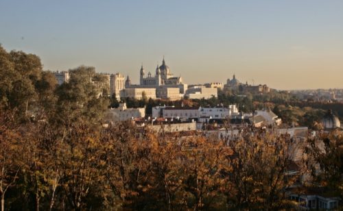 Una vista del palacio y la catedral de Madrid en otoño © Lori Zaino