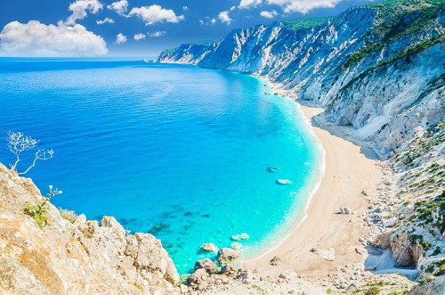 Cefalonia, la más grande de las islas Jónicas, tiene una de las arenas más blancas de Grecia (asegúrate de visitar la playa de Myrtos).