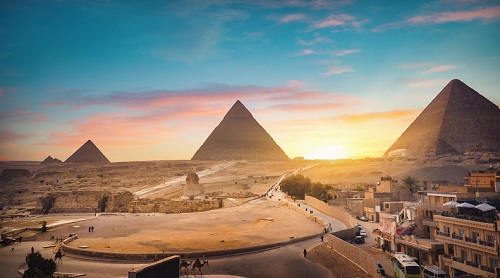 Las pirámides de Egipto al atardecer: destinos de viaje asequibles en África