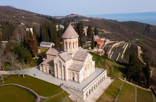 Cosas aventureras para hacer en el país de Georgia: El Monasterio de Bodbe en Sighnaghi, Georgia