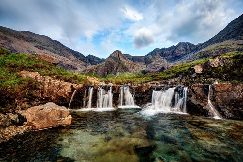 Piscinas de hadas en la isla de Skye, Escocia.  Los mejores lugares para viajar en el Reino Unido