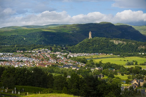 Mirando el Monumento a Wallace desde el Castillo de Stirling en Escocia, Reino Unido