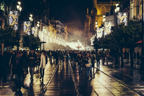 Mercadillos navideños y farolas en Sevilla, España