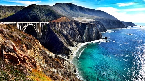Podría decirse que este tramo de la autopista de la costa del Pacífico de California es uno de los viajes por carretera más bellos del mundo.