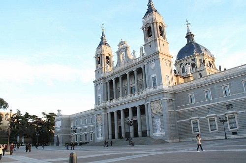 Catedral Del Almudena ubicada en Madrid, España |  Winetraveler.com