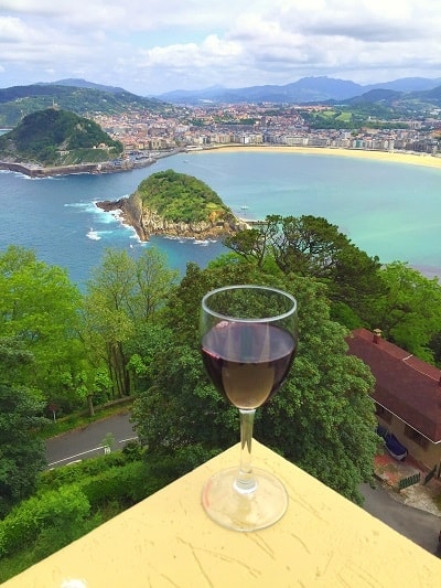 La vista con una copa de vino Ribera del Duero Reserva desde lo alto del Monte Igueldo, en San Sebastián, España.  Imagen cortesía de Greig Santos-Buch.