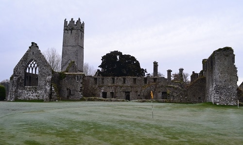 Ruinas en el campo de golf Adare Manor - Cosas que hacer y ver en Irlanda
