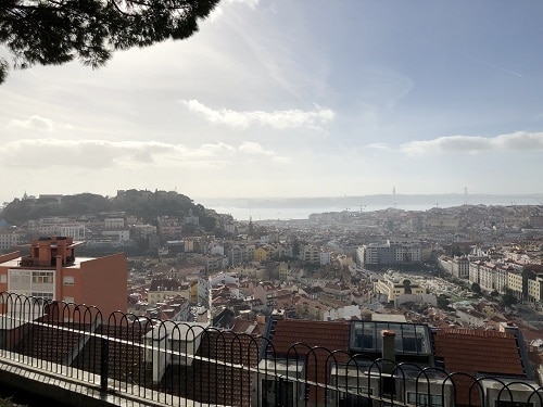 Explora el barrio de Alfama en Lisboa