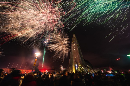 Celebraciones de fuegos artificiales durante el Año Nuevo en Reykjavik Islandia