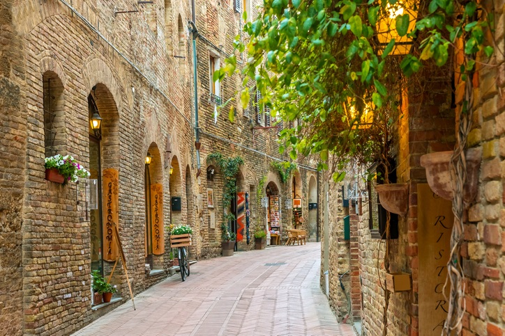 Calle en el casco antiguo de San Gimignano