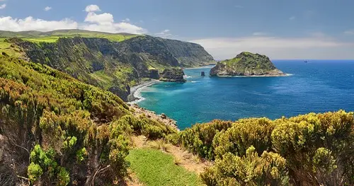 Costa norte de Flores cerca de Ponta Delgada (Islas Azores)