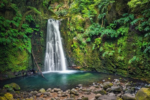 Salto do Prego cascada perdida en la selva tropical, isla de Sao Miguel, Azores, Portugal