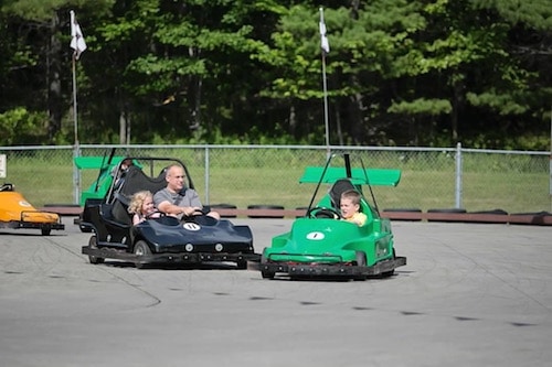 Karting en el parque de atracciones Harris Hill.  Imagen cortesía de Heather Goodreau.