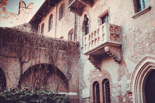 El famoso Balcón en Verona Italia - Escapadas de San Valentín en Italia 2019 |  Winetraveler.com