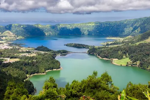 Lago de Sete Cidades desde el mirador Vista do Rei en Sao Miguel, Azores