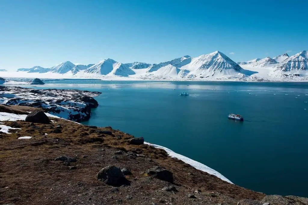 En esta guía para visitar Svalbard, Noruega, aprenda cómo llegar a Svalbard y los métodos para viajar tanto por tierra como en un barco expedicionario.  Además, infórmese sobre la mejor época del año para visitar Svalbard, qué empacar, dónde comer y los hoteles ideales para hospedarse en este archipiélago glaciar noruego en el Océano Ártico entre la Noruega continental y el Polo Norte.