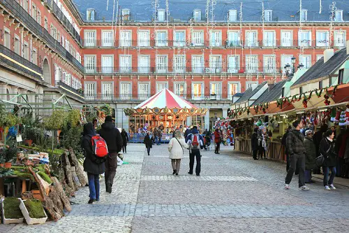 Mercado de Navidad en la Plaza Mayor de Madrid, España