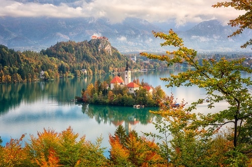 Este itinerario está diseñado para pasar 3 días en Bled, Eslovenia, para brindarle un día completo en Bled y al menos dos días asignados a actividades al aire libre y/o subterráneas en los alrededores para conocer el área.  El lago Bled, un lago que recuerda a un cuento de hadas, está escondido entre una exuberante silvicultura y los Alpes Julianos.