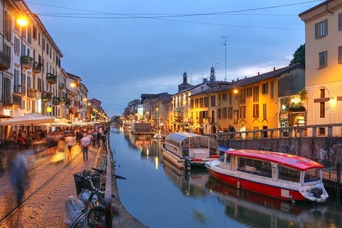 Disfrutando de una velada relajante a lo largo del canal Naviglio Grande en Milán, Italia.