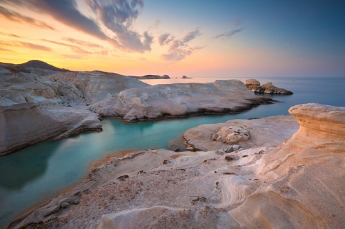 Antiguas formaciones de rocas volcánicas salpican la isla de Milos.