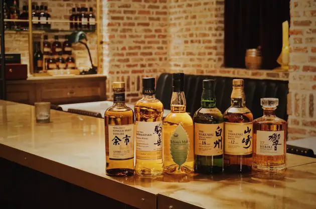 Una fila de botellas de whisky japonés en The Whiskey Library en Tokio 