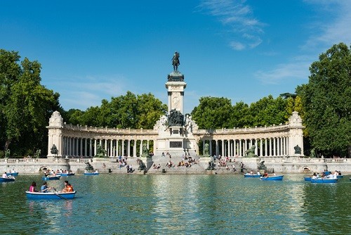 Parque del Retiro en Madrid España - Los parques urbanos más bonitos de Europa |  Winetraveler.com